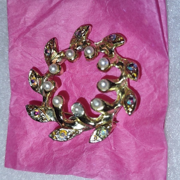 Circle of Leaves Brooch w/ Aurora Borealis Stones & Pearl - Picture 4 of 10